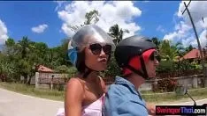 Riproduci Amatoriale fidanzata tailandese con un grosso cazzo pov fa un pompino in pubblico in un sito turistico