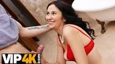 Redare Mature4k. femeie matură suge și călărește pula fiilor vitregi cu păsărica ei păroasă