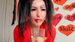 Putar Nyonya sensual memanjakan diri dalam fetish buah yang dipenuhi ludah