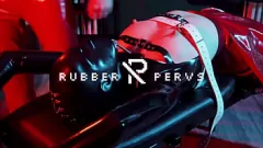 Afspelen Rough Latex Domination: Face-Sitting en Sex-Toy spelen met de rubberen slaaf