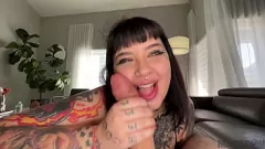 Reproduzir Vixen Angel Tattooed Summer fica selvagem com o enorme pau de J Mac
