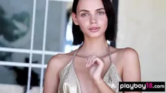 Abspielen Dünne Brünette Babe Lilit Ariel enthüllt ihre kleinen Titten und rasierte Muschi