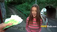 Reproducir Euros habla bastante hermoso agente de casting europeo al aire libre
