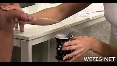 تشغيل الطفل يحصل على العضو التناسلي النسوي لها الرطب مع لعبة في وقت لاحق شخ