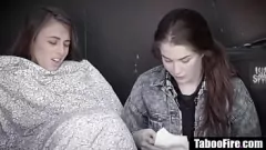 Reproducir Joven morena adolescente recibe una lección íntima de sexo lésbico