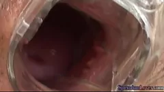 Jouer Une brune apprécie un jeu médical pervers avec un gode, jouant avec sa chatte serrée et son cul taillé avant de s'écarter.