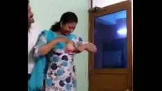 Abspielen Indische Schwester schenkt seinem Champion Freude