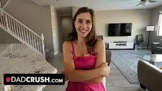 播放 爸爸壁球 - 磨练屁股的青少年粗话让她踩爸爸戳她快速的小猫，如果他让她约会