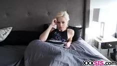 Reproduzir Blond Stairis Elsa Dungaree é treinada