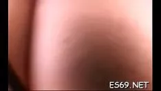 Reproducir Agradable prostituta recibe un golpe de órgano genital femenino afeitado y suave